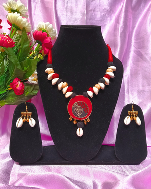 RED CIRCLE COWRIE NECKLACE