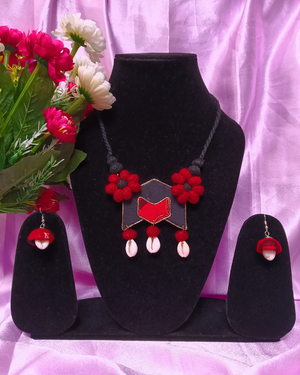 RED BEADS FLOWER COWRIE NECKLACE